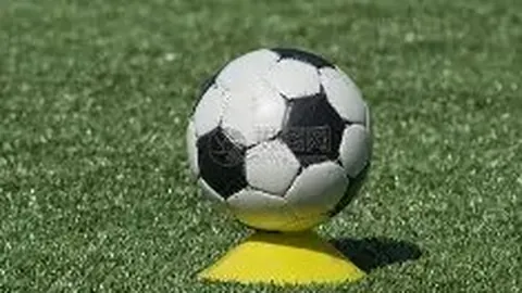 员工门岗现剪发行为引王嘉尔好奇询问